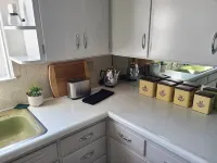 Charming Modern 1950s Mid-Century Ranch. Hotels in Mount Pleasant