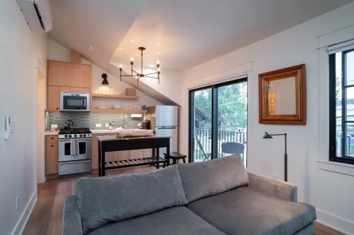 New Modern Loft 5 Minute Walk to Downtown.