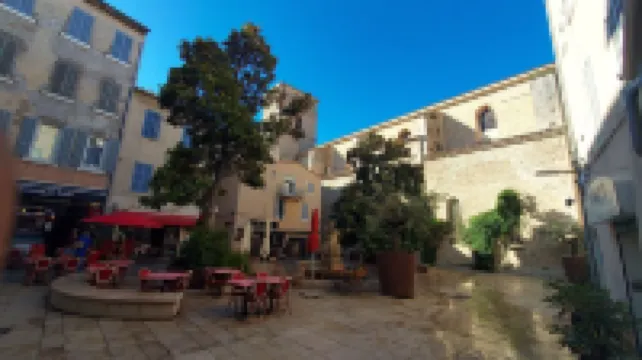 T2 APARTMENT WITH TERRACE SEA VIEW, CLOSED GARAGE, CLOSE TO THE CALANQUES