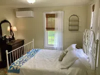 Cozy Vintage farmhouse in walking distance to Faylor Lake disc golf park.