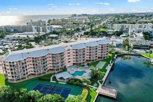 Luxurious, fully-equipped 5th floor condo with breathtaking Gulf & Bay views Hoteles en St. Pete Beach