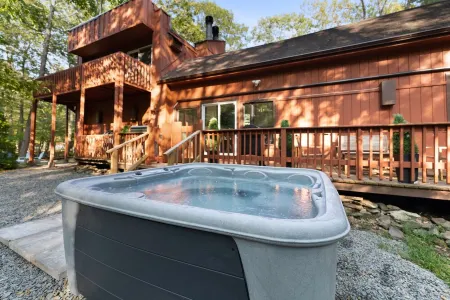 Stunning Penn Manor, Hot Tub, Sauna, Fire Pit