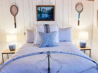 FLAT, Lakefront chalet; Hottub, Playground, Firepit, Wifi, and more! Hotels in Innsbrook