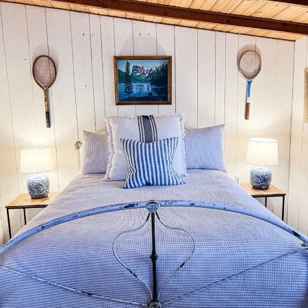 FLAT, Lakefront chalet; Hottub, Playground, Firepit, Wifi, and more!