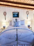 FLAT, Lakefront chalet; Hottub, Playground, Firepit, Wifi, and more!