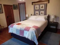 Cozy Farmhouse Retreat, Climb lighthouse, Acres to explore, Dogs ok, Amenities!