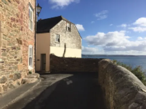 HOWTON COTTAGE - village cottage on coast path next to beaches โรงแรมในCawsand