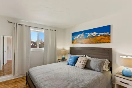 Mountainside Condo: King Bed/Hot Tub/On Free Bus Route/Fireplace