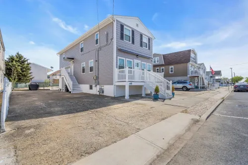 Walk 2 Beach, Outdoor Shower, Linens + Towels provided, Beach badges included