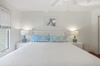 Villa Overlooking Roy Barth Tennis Courts- 5 Minute Walk to Beach Hotels near Roy Barth Tennis Center