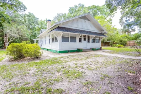 The White House - Remodeled quaint  home with spacious yard - 2.5 miles from UF
