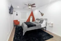 Music themed home, PacMan Arcade, Sleeps 9, BBQ, Fire Pit, Wi-Fi Hotels near University of Redlands