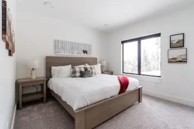 Large luxury ski-in/ski-out chalet style escape
