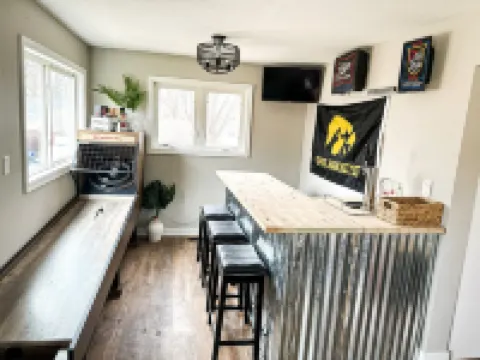 Modern 4 bed Lake House Steps from Browns Lake w. Arcade Room + Private Beach
