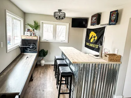 Modern 4 bed Lake House Steps from Browns Lake w. Arcade Room + Private Beach