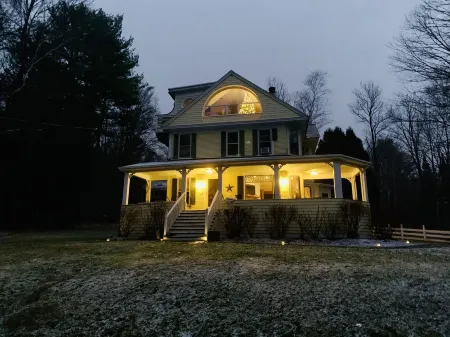 Gorgeous Mountain View in Manchester, Shopping, Dining, Spa. 5 min walk to town. Отели рядом с достопримечательностью «Даттон Фарм Станд»