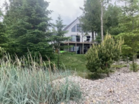 New, Little Traverse Bay water front, bike ride to Bay Harbor Resort 海斯酒店