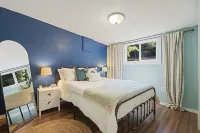 Cozy cottage with private HOT TUB, lake access, Gunstock mountain & fire pit