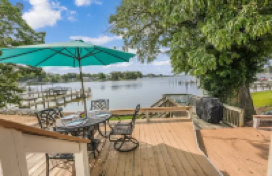 Picture Perfect  Waterfront in town  Sleeps 6  Expansive Outdoor dining area