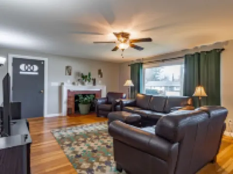 A spacious modern elegant 3 bedroom Ranch, Whole House located in South Nashua. Hotels in Nashua