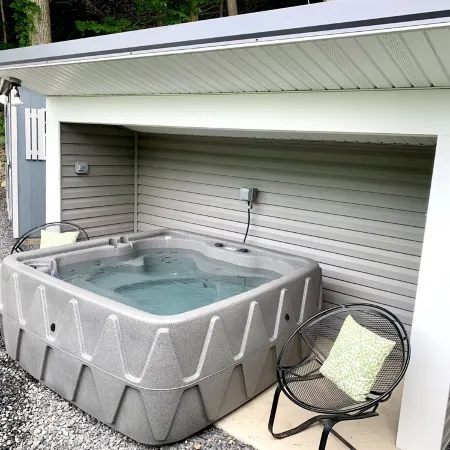 COOL CREEK COTTAGE: PSU Spring Creek Waterfront Oasis with Hot Tub