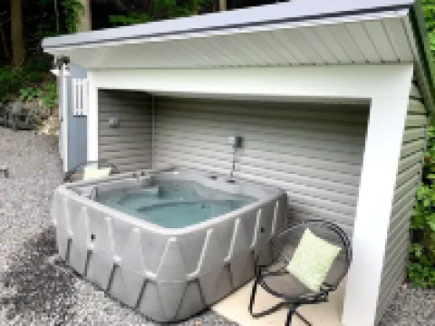 COOL CREEK COTTAGE: PSU Spring Creek Waterfront Oasis with Hot Tub