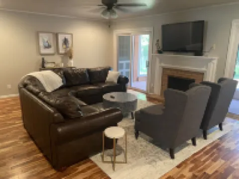 Newly Remodel - 1 Mile to Stadium-Sleeps 8