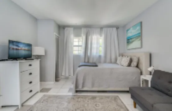 Chic Palm Beach Cove Guesthouse with Zen Garden