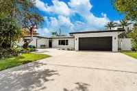Private Beach Access-Heated Pool-TikiHut-Grill