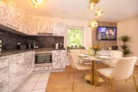 Luxx Home BC, Zentral - für 4 Personen-balkon-parken-voll Ausgestattete Küche Các khách sạn ở Biberach