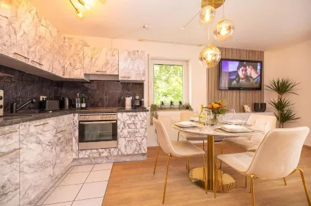 Luxx Home BC, Zentral - für 4 Personen-balkon-parken-voll Ausgestattete Küche