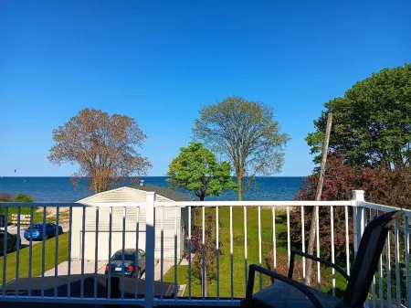 Beach House on the shores of Lake Michigan Near downtown Sheboygan Отели в г. Sheboygan