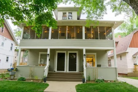 The Place To B -King Bed , Massage Chair Book Now! Отели рядом с достопримечательностью «Университет Су-Фолс»