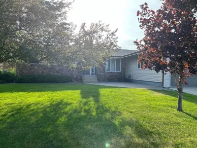 The Pool House- lots of sleeping space.  Great location! Hotel a 