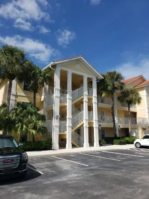 2nd floor condo at Coral Falls in Lely Minutes from Marco Island & Naples beach! Hotels near Naples / Marco Island KOA Holiday