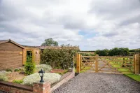 New Cosy Lodge - Self Contained In Rural Location