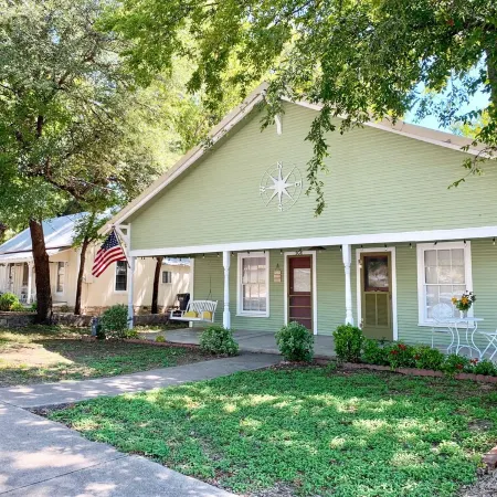 Compass Cottage in Historic Glen Rose