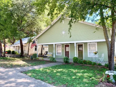 Compass Cottage in Historic Glen Rose Hotels near Outlaw Gas Station