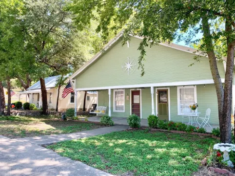 Compass Cottage in Historic Glen Rose