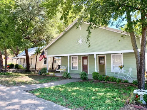 Compass Cottage in Historic Glen Rose