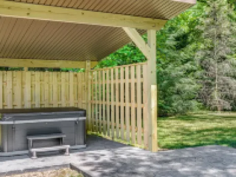 Cozy Log Cabin with Hot Tub Hotels in Donegal Township