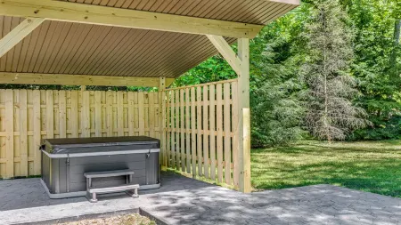 Cozy Log Cabin with Hot Tub
