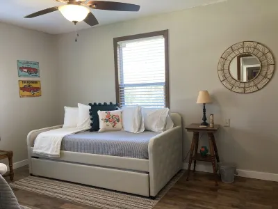 Near Brazos County Expo Center. Enjoy Fresh Air and Starry Nights. Hotel dekat Lake Bryan Park