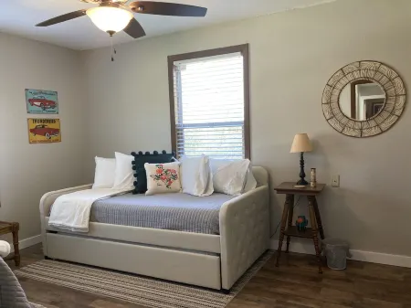 Near Brazos County Expo Center. Enjoy Fresh Air and Starry Nights. Отели рядом с достопримечательностью «Лейк Брайан»