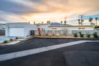 Stunning mountain views! New midcentury modern gem in the heart of Palm Springs!