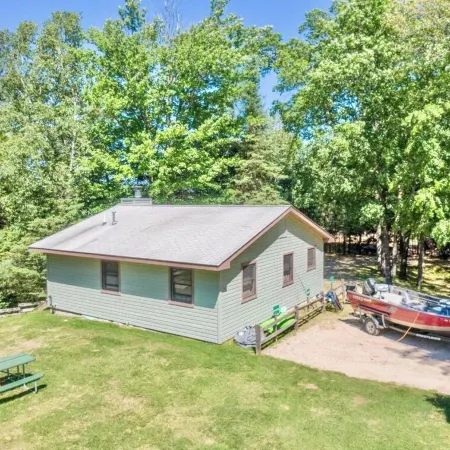 3BR Lakefront Cabin with WiFi & Private Docks