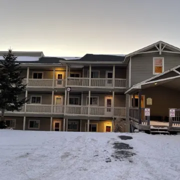 Newly Renovated 3BR/2BA Condo: Great Location with Stunning Mountain Views!