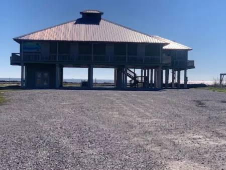 Beautiful Beachfront Home Отели в г. Гранд Айл