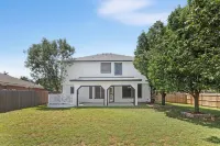 Charming Holiday House Near Austin Hotels near Ruffles & Rust