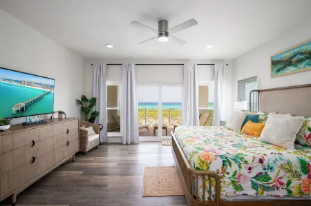 Beachfront Luxury Estate Sleeps 20 & Allows Events Отели рядом с достопримечательностью «Наварр Бич Си Тертл Консервейшен Сентер»